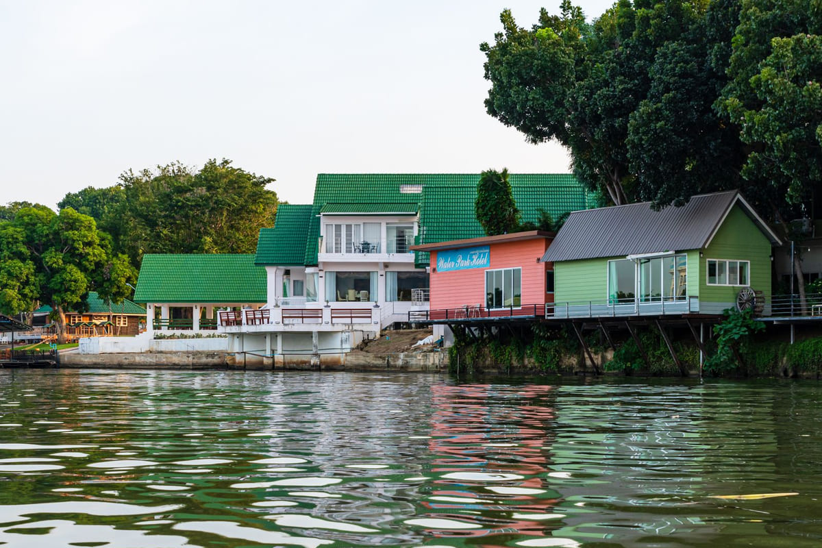 พักผ่อนริมแม่น้ำน่าน: บรรยากาศแบบไหนที่แท้จริง และใครควรกดจองทันที?